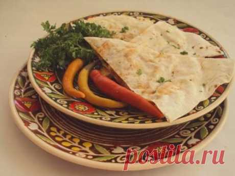 Кесадилья с курицей - простое и вкусное мексиканское блюдо