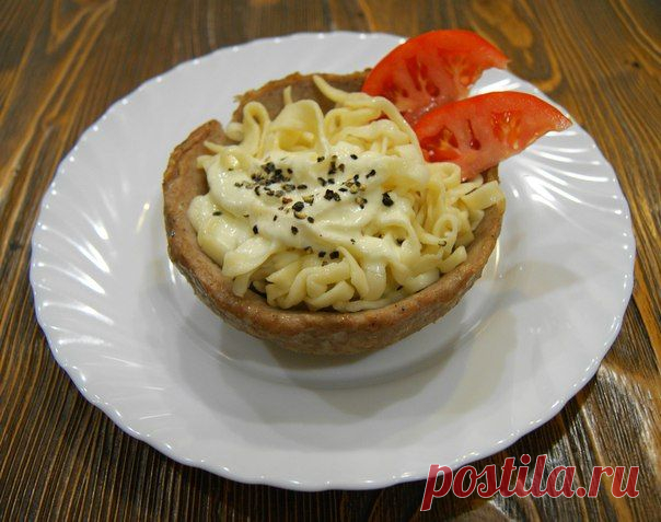 Домашняя лапша в мясной тарелке под сырно - сметанным соусом