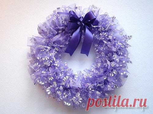 Couronne de printemps en organza moelleux | AllFreeHolidayCrafts.com