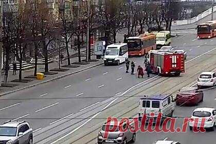 Пожарные перекрыли движение автомобилей и помогли бабушке перейти через дорогу. В Калининграде пожарные перекрыли движение, чтобы помочь пенсионерке перейти дорогу. Произошедшее попало на видео. На записи видно, как рядом с пенсионеркой, стоящей посередине проезжей части, останавливается пожарная машина. Пожарные помогают бабушке перейти дорогу, а затем уезжают.