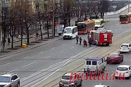 Пожарные перекрыли движение автомобилей и помогли бабушке перейти через дорогу. В Калининграде пожарные перекрыли движение, чтобы помочь пенсионерке перейти дорогу. Произошедшее попало на видео. На записи видно, как рядом с пенсионеркой, стоящей посередине проезжей части, останавливается пожарная машина. Пожарные помогают бабушке перейти дорогу, а затем уезжают.