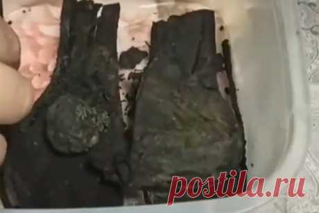 В Пскове археологи нашли кожаную сумку с лежащими в ней вещами. Археологический центр Псковской области в одном из раскопов нашел кожаную сумку. В ней лежали личные вещи человека, жившего много столетий назад в Пскове. Уточняется, что раскопки проходили на площади Ленина в Пскове. Археологи заметили необычный предмет, когда работали со слоем XIV-XV веков.