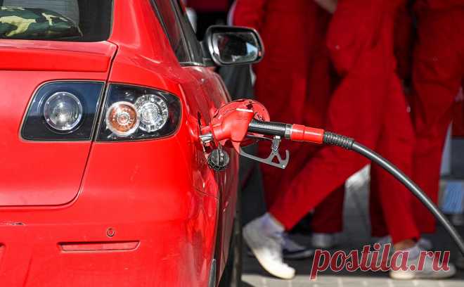 «Коммерсантъ» узнал о рисках ухода белорусского топлива из России. С сентября Москва вдвое снизит выплату по демпферу топлива, что может вынудить белорусских производителей отказаться от продажи на внутреннем рынке России. На топливном рынке прогнозируют повышение цен