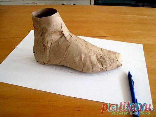 Как сделать домашние тапочки из старого меха - Сам себе мастер - медиаплатформа МирТесен Как сшить обувь из старой дубленки. Как сшить обувь из старой дубленки. Итак, первым делом строим стельку. Начинаем с контура ступни. Ставим ногу на бумажку и обводим ее. После этого нам желательно подумать, какой формы обувь мы хотим. Показан удлиненный, тупой, слегка скругленный носок. Обувь