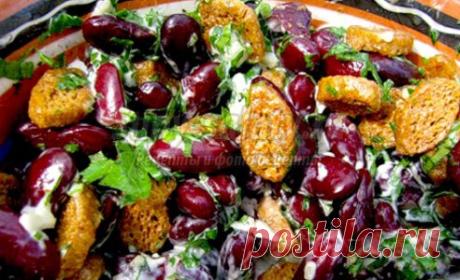 Салат с фасолью и сухариками: быстро и вкусно