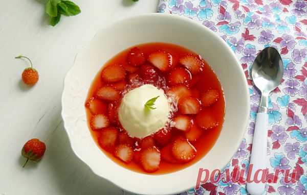 Клубничный суп с мороженым из сыра!