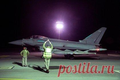 США и Британия возобновили авиаудары по Йемену. Страны Запада возобновили авианалеты по контролируемой хуситами йеменской территории — за прошедшие сутки Военно-воздушные силы США и Британии совершили 15 ударов по объектам «Ансар Алла» по провинциям Ходейда и Саада на западе и северо-западе страны. Об этом сообщил подконтрольный хуситам телеканал Al Masirah.