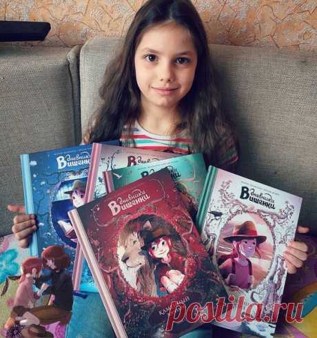💬 Сегодня в рубрике #миф_читатель дочка @marcia_book, получившая от мамы на день рождения вот такой шикарный подарок 😊 📕 Не упустите последнюю возможность выбрать подарки себе и близким. До конца дня на лучшие серии комиксов скидка 50% → mif.to/vkwcomics