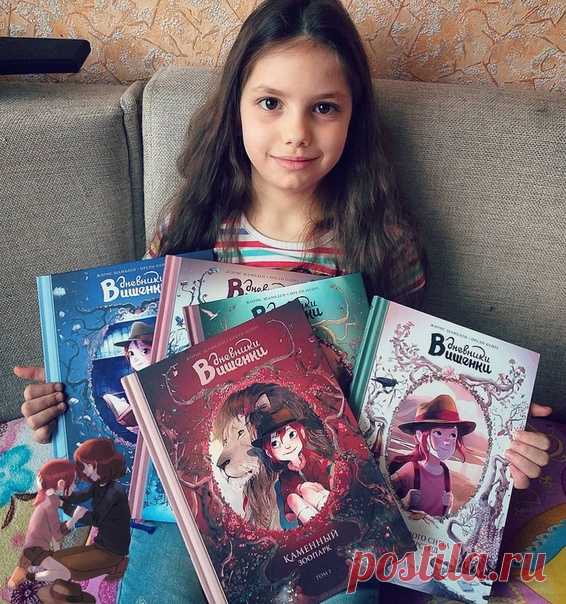 💬 Сегодня в рубрике #миф_читатель дочка @marcia_book, получившая от мамы на день рождения вот такой шикарный подарок 😊 📕 Не упустите последнюю возможность выбрать подарки себе и близким. До конца дня на лучшие серии комиксов скидка 50% → mif.to/vkwcomics