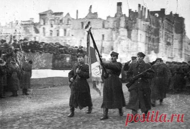 Бунт в Красной Армии в марте 1945 года: что это было Волнения, случившиеся за полтора месяца до окончания Великой Отечественной войны в 34-й запасной стрелковой дивизии, дислоцировавшейся в Бобруйске, спровоцировали новобранцы, призванные из Западной Белоруссии. Они не хотели служить в РККА и стремились попасть в польскую армию, надеясь на то, что после окончания Второй Мировой их малая родина отойдет к Польше, а не к СССР.