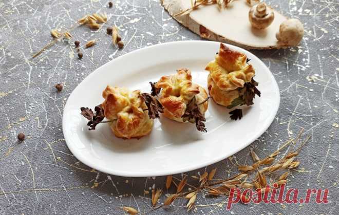 Курица с грибами в мешочках из слоеного теста рецепт с фото пошагово