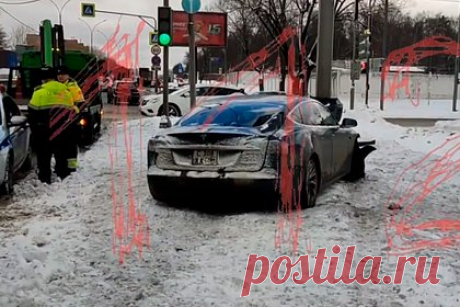В Москве два человека пострадали в ДТП с Tesla. В Москве в аварии с участием автомобиля Tesla пострадали два человека. ДТП произошло на Волгоградском проспекте. После столкновения с другой машиной водитель электромобиля не справился с управлением и влетел в фонарный столб. Пострадавших госпитализировали. На месте работают экстренные службы.