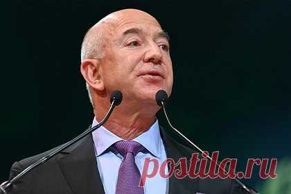 Джефф Безос тайно купил еще четыре особняка. Основатель Amazon Джефф Безос приобрел еще четыре особняка втайне от журналистов общей стоимостью 45 миллионов долларов. В придачу к самому дорогому из них он получил 300 футов береговой линии. В других — проживают сотрудники охраны миллиардера и его личный шеф-повар. Дома располагаются в престижном районе Сиэтла.