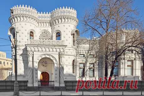 30 самых красивых домов Москвы Построен для двоюродного племянника Саввы Морозова Арсения. Современники очень не любили особняк за нарочитую помпезность. По легенде мать Арсения, увидев здание, проворчала: «Раньше одна я знала, что ты дурак, а теперь вся Москва узнает». «Дурацким» называет дом и Нехлюдов в романе Толстого «Воскресение»:

 

«Дом строился огромный и в каком-то сложном, необыкновенном стиле… По подмостям лесов сновали, как муравьи, забрызганные известью рабо...