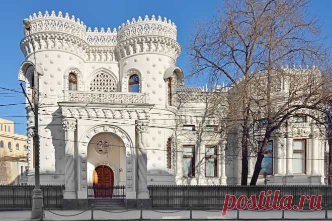 30 самых красивых домов Москвы Построен для двоюродного племянника Саввы Морозова Арсения. Современники очень не любили особняк за нарочитую помпезность. По легенде мать Арсения, увидев здание, проворчала: «Раньше одна я знала, что ты дурак, а теперь вся Москва узнает». «Дурацким» называет дом и Нехлюдов в романе Толстого «Воскресение»:

 

«Дом строился огромный и в каком-то сложном, необыкновенном стиле… По подмостям лесов сновали, как муравьи, забрызганные известью рабо...