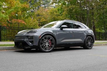 Обзор электрического Porsche Macan Turbo: динамика, запас хода, быстрая зарядка и особенности цифрового салона.