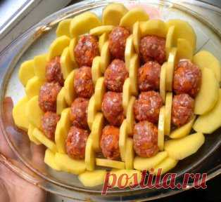 Картофельная Запеканка с Фрикадельками (с мясными шариками) Замечательная идея сытного ужина для всей семьи. Приготовление этой ароматной и вкусной запеканки не отнимет у вас много времени и сил. Картофельная запеканка с фрикадельками непременно удивит ваших гостей и родных Понравилось? Поделись с друзьями! Разверни здесь продолжение↓
 
Картофельная запеканка для многих- это такое супер блюдо детства. 
Кому-то её готовила мама, кто-то с теплотой вспоминает детский садик. 
Из разнообразия многи