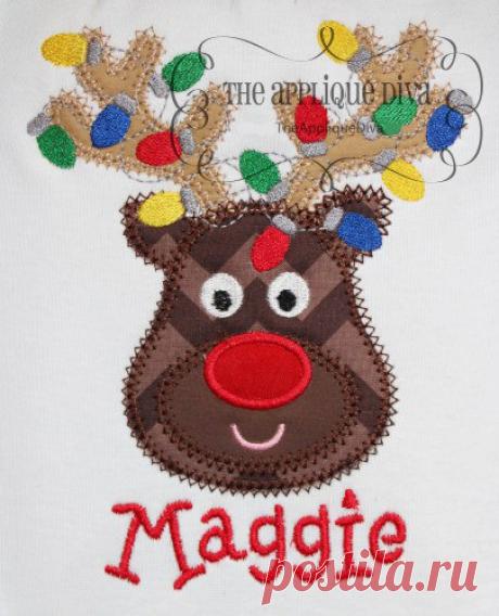 Reno de Navidad con luces bordado Digital diseño máquina apliques Reno de Navidad con luces bordado diseño de apliques de máquina.  Con su compra usted recibirá del applique en 3 tamaños: en 4 X 4, 5 X 7 y 6 X 10 aros.  4 x 4: 98mmX98mm 5 x 7: 126mmX138mm 6 x 10: 154mmX168mm  Fuente no incluido con diseñar una idea de lo que puede hacer con el