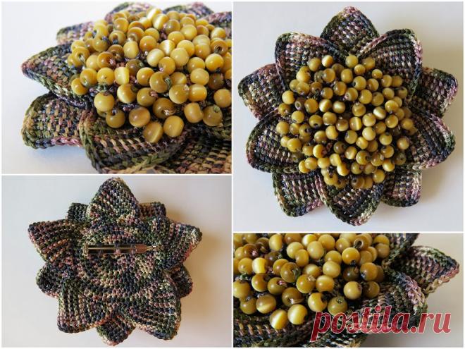 Фантазийный цветок. Проба диагонального тунисского вязания. Два яруса по 5 лепестков. Нитки Madeira Decora N 6 с короткими секциями оттенков коричневого, хаки, беж и пыльно-розового. Стеклянные бусины с имитацией под 