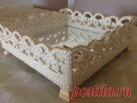 Bandeja em mdf, espelho e pérolas.  Tam, 19x19cm