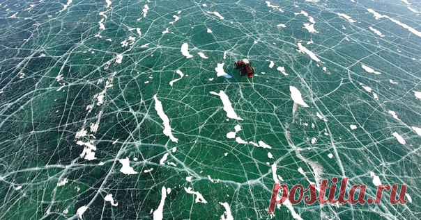 Красота и мощь одного из главных сокровищ планеты вступила в союз с российскими технологиями в нашей совместной экспедиции с Ростсельмаш на лед Байкала. Подробности в апрельском номере «National Geographic Россия» и совсем скоро — на Nat-geo.ru! #силальда2017 #RSMNG2017