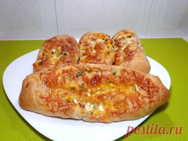 Вкусные,мягкие булочки с начинкой.Cъедаются моментально. Булочки с начинкой получаются очень вкусными,хрустящими сверху и мягкими внутри.Их можно взять с собой на работу на перекус или дать ребенку в школу.Домашняя выпечка всегда очень вкусная.Рецепт простой.ИНГРЕДИЕНТЫ:Для теста:Мука белая – 400 гр +30 -50 гр дополнительноМука цельнозерновая –...