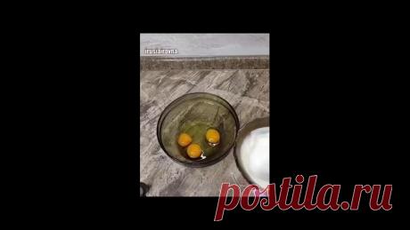 Раньше всегда так готовили, отличный сыр получается.
Вкуснейший домашний сыр.

Получается даже у новичка с первого раза. Попробуйте приготоивит, рекомендую

Нам понадобится:
Молоко 1 литр
Соль 1 ст.л без горки
Яйца 3 шт
Сметана 200 гр

Готовим просто и с удовольствием:
В молоко добавляем соль и доводим до кипения. В это время взбиваем яйца и сметану. Как только молоко закипит, не убавляет огонь, вливаем в него яично- сметанную массу. Не переставая помешивать доводим до кип...