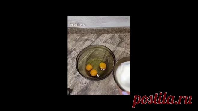 Раньше всегда так готовили, отличный сыр получается.
Вкуснейший домашний сыр.

Получается даже у новичка с первого раза. Попробуйте приготоивит, рекомендую

Нам понадобится:
Молоко 1 литр
Соль 1 ст.л без горки
Яйца 3 шт
Сметана 200 гр

Готовим просто и с удовольствием:
В молоко добавляем соль и доводим до кипения. В это время взбиваем яйца и сметану. Как только молоко закипит, не убавляет огонь, вливаем в него яично- сметанную массу. Не переставая помешивать доводим до кип...