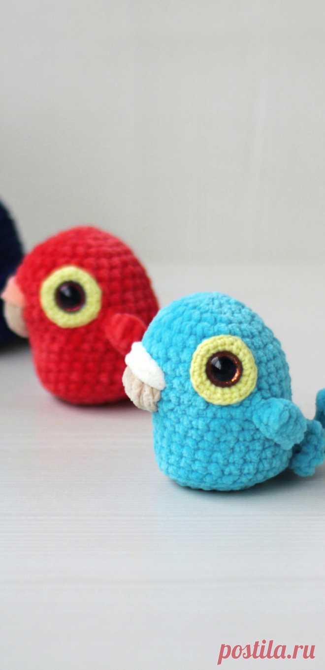 PDF Попугайчик Попик крючком. FREE crochet pattern; Аmigurumi toy patterns. Амигуруми схемы и описания на русском. Вязаные игрушки и поделки своими руками #amimore - птица, птичка, маленький попугай из плюшевой пряжи, плюшевый попугайчик.