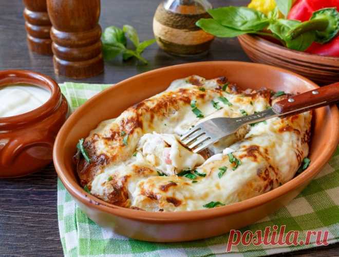 Запеченные блинчики с курицей и ветчиной — это сытное и вкусное блюдо, которое может стать идеальным вариантом для обеда или ужина.
