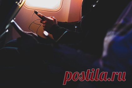 Пассажир пошутил в чате о взрыве самолета и нарвался на многомиллионный штраф. 18-летний шахматный гений из Великобритании перед полетом пошутил в Snapchat о взрыве самолета, угодил в полицию и нарвался на многомиллионный штраф. Инцидент произошел на рейсе EasyJet из Великобритании в Испанию еще в 2022 году, однако обвинения нарушителю были выдвинуты только сейчас.