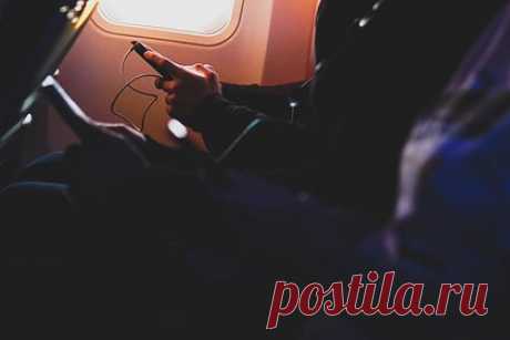 Пассажир пошутил в чате о взрыве самолета и нарвался на многомиллионный штраф. 18-летний шахматный гений из Великобритании перед полетом пошутил в Snapchat о взрыве самолета, угодил в полицию и нарвался на многомиллионный штраф. Инцидент произошел на рейсе EasyJet из Великобритании в Испанию еще в 2022 году, однако обвинения нарушителю были выдвинуты только сейчас.