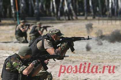 В Испании рассказали о сроках подготовки украинских солдат в Толедо. Украинские военные начнут подготовку в испанской Пехотной академии в городе Толедо в конце ноября. Об этом заявил председатель правительства Педро Санчес. По его словам, обучение в ближайшее время пройдут около 400 военнослужащих. Оно будет длиться два месяца. Всего предполагается обучить около 2,4 тысячи солдат.