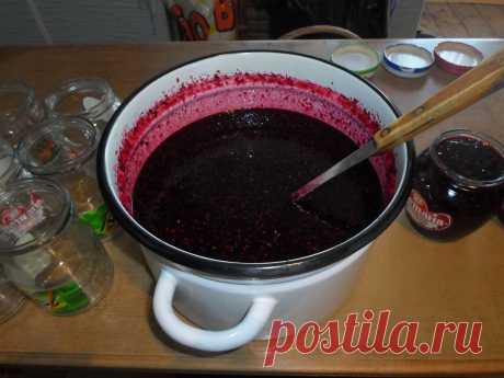 1л малины,0,5л крыжовника,2 стакана красной смородины,0,5л черной смородины,2 стакана черники,можно 1 стакан шелковицы(я не ложила),1 большой лимон и апельсин с кожурой,сахара 2-2,5кг.Все ягоды перебрать,вымыть и просушить,лимон и апельсин ошпарить и помыть со щеточкой,тоже просушить.Все перекрутить на мясорубке с мелкой сеточкой и смешать с сахаром.Пусть постоит сутки.Потом разложить в сухие банки и хранить на нижней полке холодильника.Количество ягод можете менять по своему усмотрению.