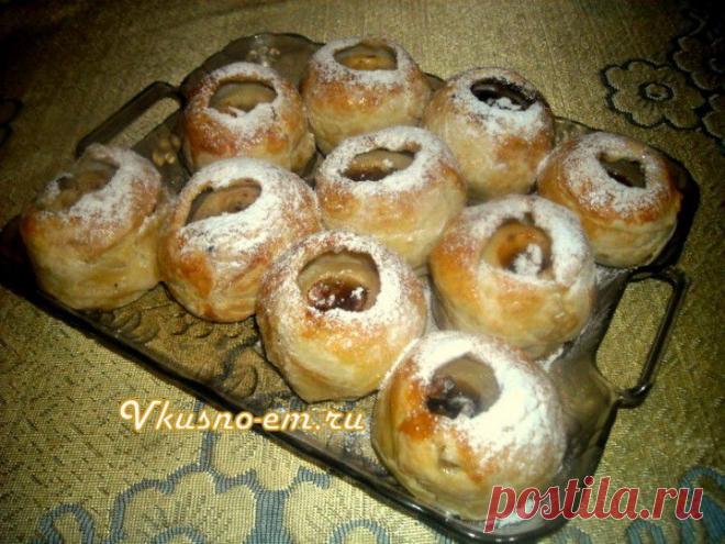 Яблоки "в платочках" 


     Яблоки, сахар, ванилин, корица, половинки грецких орехов, изюм.
    Тесто:   400 г муки, 250 г маргарина или масла, 1 яйцо, ½ ст. воды, 1/3 ч.л. соды гашеной уксусом, 2 г соли.

    Белок 1 яйца для смазки.