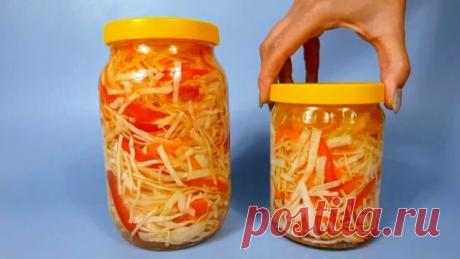 Быстрая маринованная капуста (мой любимый способ, сегодня приготовил, завтра можно есть, делюсь)
КАК ПРИГОТОВИТЬ:

Капусту шинкуем и перекладываем в большую и глубокую емкость (у меня большая кастрюля, можно взять тазик). Сладкий красный перец нарезаем тонкой соломкой и добавляем к капусте, также добавляем морковь натертую на крупной терке и все хорошо перемешиваем. Затем раскладываем капусту по банкам. В небольшую кастрюлю наливаем пол литра воды, добавляем соль, сахар, с...