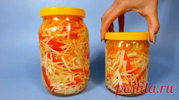 Быстрая маринованная капуста (мой любимый способ, сегодня приготовил, завтра можно есть, делюсь)
КАК ПРИГОТОВИТЬ:

Капусту шинкуем и перекладываем в большую и глубокую емкость (у меня большая кастрюля, можно взять тазик). Сладкий красный перец нарезаем тонкой соломкой и добавляем к капусте, также добавляем морковь натертую на крупной терке и все хорошо перемешиваем. Затем раскладываем капусту по банкам. В небольшую кастрюлю наливаем пол литра воды, добавляем соль, сахар, с...