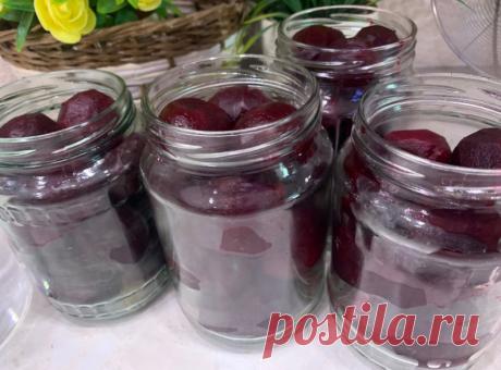 Для чего я мариную свёклу в банках?
После сбора урожая свёклы и сортировки, лучшие корнеплоды идут на хранение в погреб, а мелкие, как всегда, выбросить не позволяет совесть. Хранить конечно можно и в погребе, и в холодильнике, и в песке, и другими способами, но вот в квартире это проблематично. Перед нами встал вопрос: как сохранить мелкую свёклу? И способ нашелся, заготовка целиком, и очень удачный. Таким способом можно заготавливать не только мелкую свёклу, и крупную то...