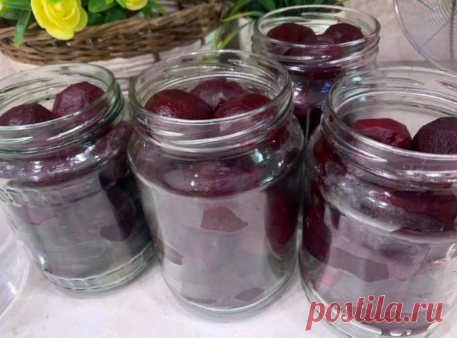 Для чего я мариную свёклу в банках?
После сбора урожая свёклы и сортировки, лучшие корнеплоды идут на хранение в погреб, а мелкие, как всегда, выбросить не позволяет совесть. Хранить конечно можно и в погребе, и в холодильнике, и в песке, и другими способами, но вот в квартире это проблематично. Перед нами встал вопрос: как сохранить мелкую свёклу? И способ нашелся, заготовка целиком, и очень удачный. Таким способом можно заготавливать не только мелкую свёклу, и крупную то...
