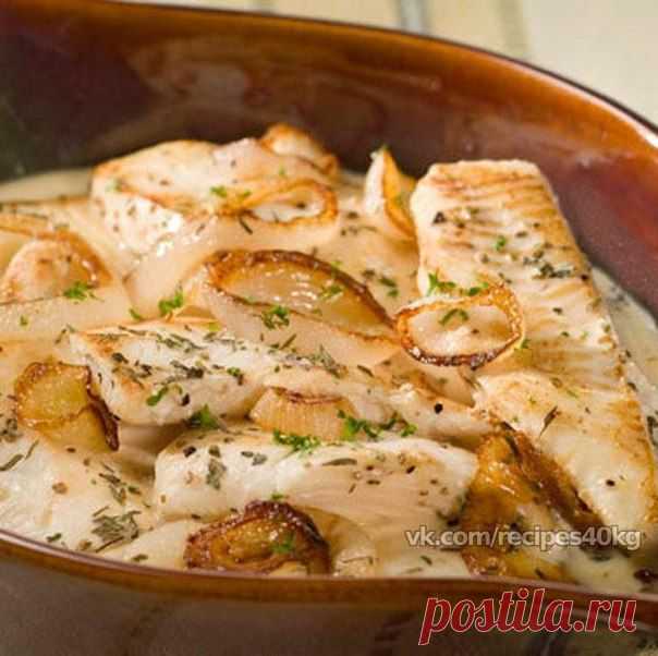 Тилапия запеченная в кефирно-сырном соусе.

на 100гр - 119.19 ккал Б/Ж/У - 18.39/4.57/1

Ингредиенты:
Тилапия 500гр.,
Кефир 0% 150мл.,
Сыр 17% 150гр.,
Соль, перец, зелень - по вкусу

Приготовление:
Рыбу нарезать небольшими кусочками. Зелень мелко покрошить. Сыр натереть на средней тёрке. Смешать кефир, сыр, зелень. Рыбу выложить в форму для запекания. Посолить, поперчить по вкусу. Залить соусом. Поставить в духовку. Запекать при температуре 180°C в течение 35-40 минут.
Приятного...