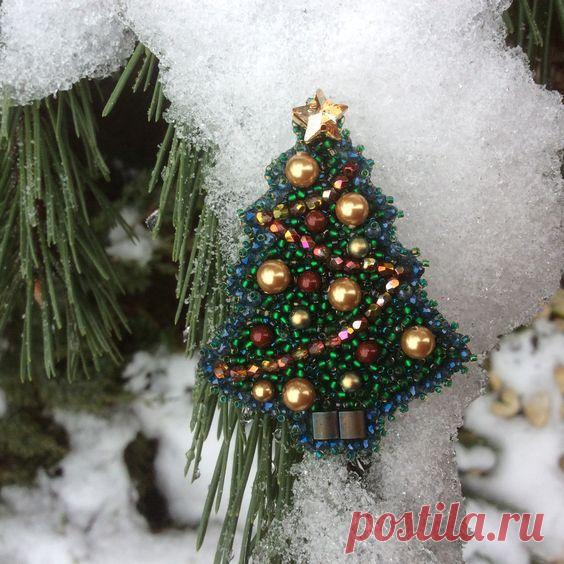 Восхитительные новогодние броши из бисера — кладезь идей и мастер класс для рукодельниц Перед Новым годом появляется вдохновение творить, и мастерицы принимаются за вязание, вышивание, рисование, лепку и даже просто вырезание чудесных снежинок для украшения дома. И это вдохновение нужно …
