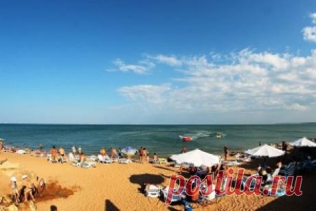 Пляж и бассейн Отель на первой линии с выходом на пляж.