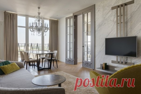 Высокие двустворчатые двери и лепнина, современная мебель и дизайнерский декор – авторы проекта создали интерьер, который переносит в Париж