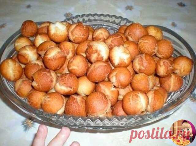 Ну очень вкусно!  
А простооо...... 
Банка сгущенки + щепотка соли + 2 яйца + сода на кончике ножа + мука сколько возьмет тесто. 
Раскатать шарики с фалангу мизинца, большие не делать, будут трескаться при жарке. Обжарить на растительном масле. ВСЕ!


#сладкое #выпечка #десерт #ДомашнееВкуснее