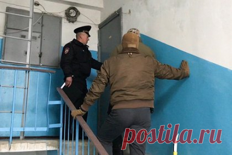 В Херсонской области задержан информатор ВСУ. В Херсонской области полицейские задержали информатора Вооруженных сил Украины (ВСУ), который за деньги передавал противнику данные о местоположении российских военных и публиковал в соцсетях угрозы «убивать русских». Его нашли в поселке Новотроицкого района. Им оказался 22-летний гражданин Украины.