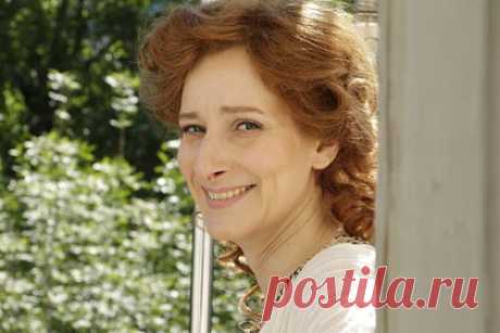 В Крыму прошли съемки сериала о Фаине Раневской. В Крыму прошли съемки телесериала об актрисе Фаине Раневской. Легенду советского кино играет Мариэтта Цигаль-Полищук. Площадкой для съемок некоторых эпизодов был выбран Никитский ботанический сад. Сериал выйдет в эфир на Первом канале, однако дата премьеры пока неизвестна.