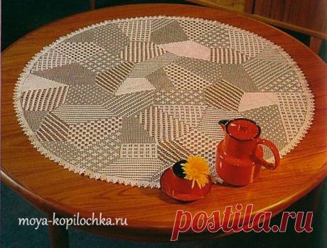 Оригинальная салфетка крючком в стиле пэчворк техникой филейного вязания. /