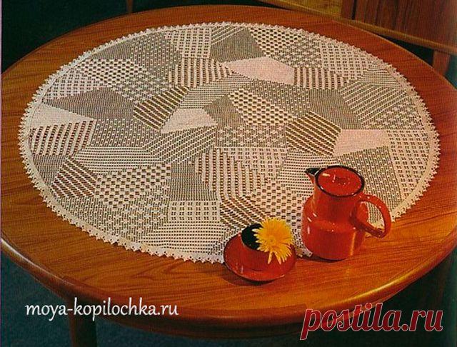 Оригинальная салфетка крючком в стиле пэчворк техникой филейного вязания.