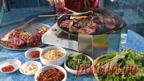 Кальби - Galbi-gui – 갈비구이 

Ингредиенты: 
1. короткие говяжьи ребрышки (1,5 кг) 
2. кунжутное масло (3 столовые ложки) 
3. сахар (3 столовые ложки) 
4. соль 
5. перец 
6. чеснок (4 зубчика) 
7. зеленый лук 

Приготовление: 
Смешайте сахар и соль с перцем по вкусу. Промойте ребра, подсушите их бумажным полотенцем и расположите на разделочной доске толстой стороной вверх. Сделайте надрез прямо над реберной костью так, чтобы толстый слой мяса все еще держался на конце. Распра...