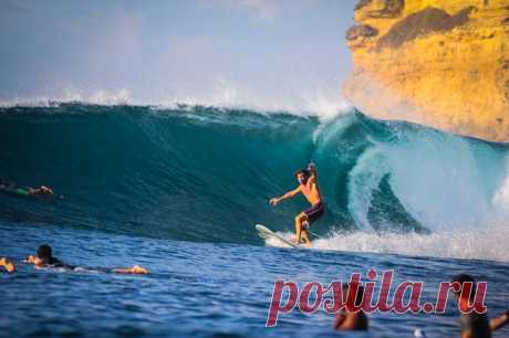 Когда под тобой начинает открываться голубой склон, а за тобой — рушиться множество тонн воды, и ты несешься с волной от её начала к её концу навстречу солнечным бликам, то не остается ничего внутри. Даже для восторга нет места!